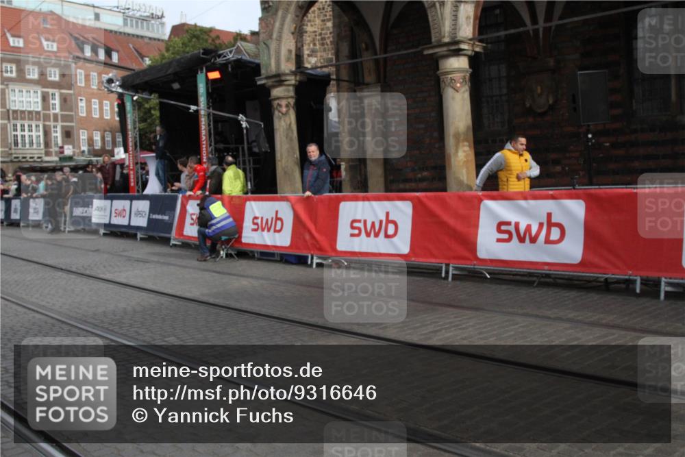 05.10.2025 - 20. swb-Marathon Bremen Yannick Fuchs http://msf.ph/oto/9316646 05.10.2025 10:48:09 Ziel 10392, 10723, 10818 meine-sportfotos.de