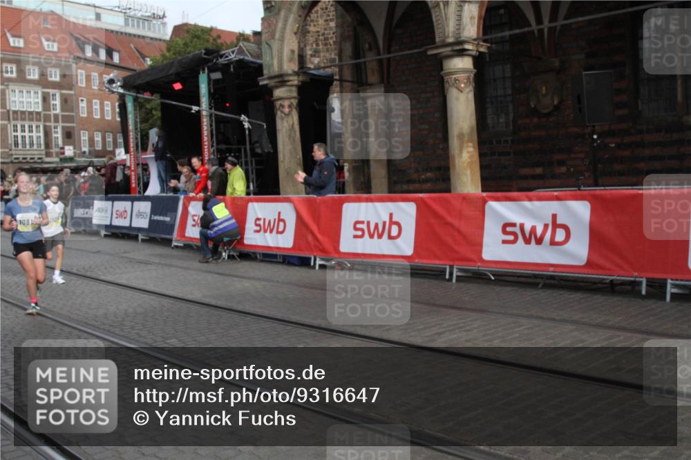 05.10.2025 - 20. swb-Marathon Bremen Yannick Fuchs http://msf.ph/oto/9316647 05.10.2025 10:48:10 Ziel 10392, 10723, 10818 meine-sportfotos.de
