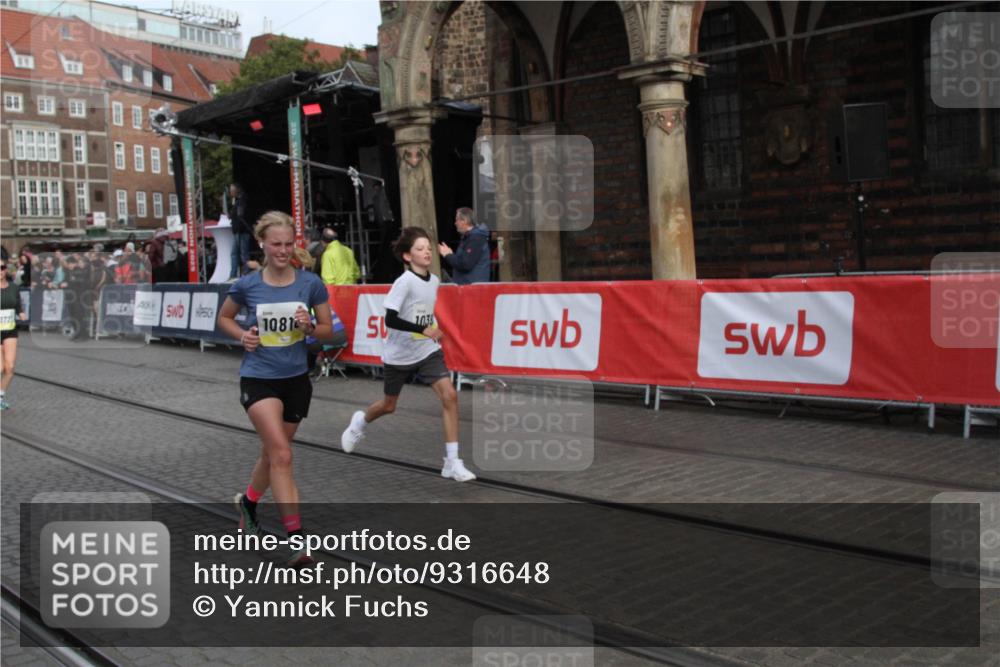05.10.2025 - 20. swb-Marathon Bremen Yannick Fuchs http://msf.ph/oto/9316648 05.10.2025 10:48:12 Ziel 10392, 10428, 10723, 10818, 11299 meine-sportfotos.de