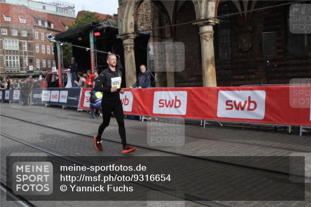 05.10.2025 - 20. swb-Marathon Bremen Yannick Fuchs http://msf.ph/oto/9316654 05.10.2025 10:48:18 Ziel 9293, 9641, 9706, 10931, 10953, 11561, 11637 meine-sportfotos.de
