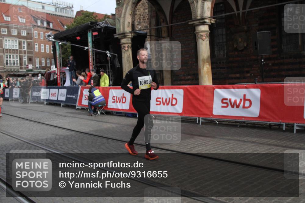 05.10.2025 - 20. swb-Marathon Bremen Yannick Fuchs http://msf.ph/oto/9316655 05.10.2025 10:48:18 Ziel 9293, 9641, 9706, 10931, 10953, 11561, 11637 meine-sportfotos.de
