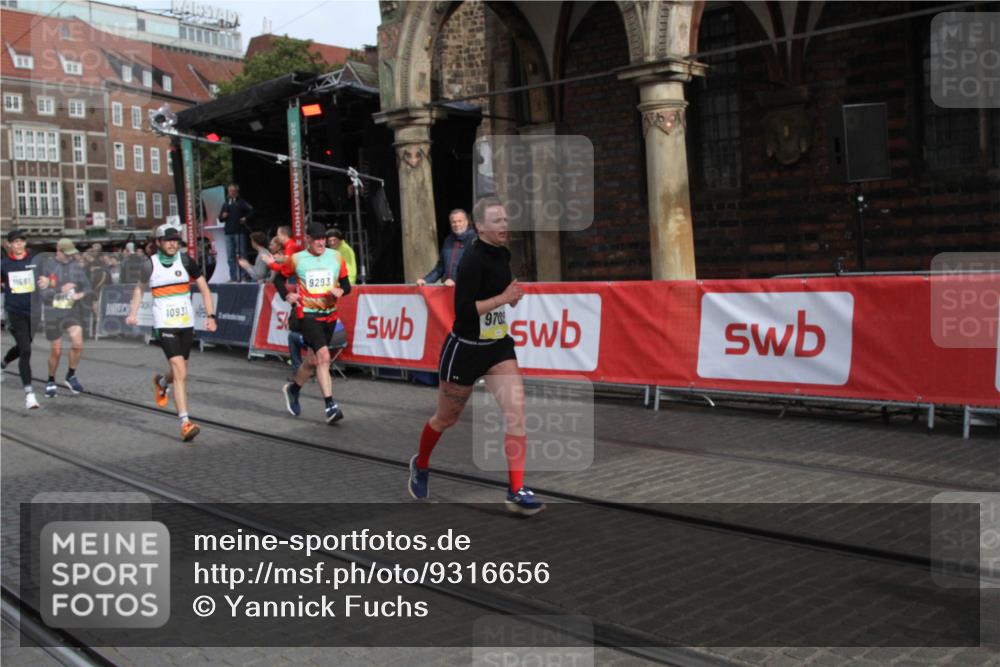 05.10.2025 - 20. swb-Marathon Bremen Yannick Fuchs http://msf.ph/oto/9316656 05.10.2025 10:48:21 Ziel 9293, 9641, 9706, 10931, 11119, 11292, 11561, 11637 meine-sportfotos.de