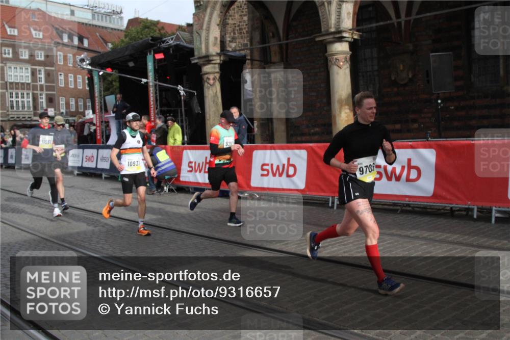 05.10.2025 - 20. swb-Marathon Bremen Yannick Fuchs http://msf.ph/oto/9316657 05.10.2025 10:48:21 Ziel 9293, 9641, 9706, 10931, 11119, 11292, 11561, 11637 meine-sportfotos.de