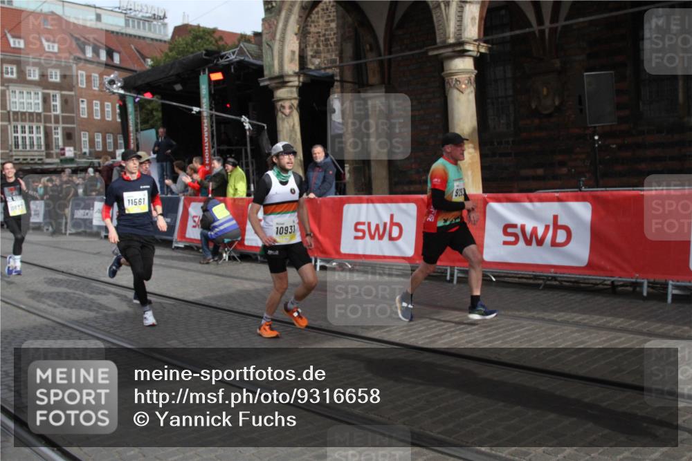 05.10.2025 - 20. swb-Marathon Bremen Yannick Fuchs http://msf.ph/oto/9316658 05.10.2025 10:48:22 Ziel 9293, 9404, 9641, 9706, 10931, 11119, 11292, 11561, 11637 meine-sportfotos.de