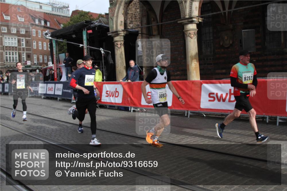 05.10.2025 - 20. swb-Marathon Bremen Yannick Fuchs http://msf.ph/oto/9316659 05.10.2025 10:48:22 Ziel 9293, 9404, 9641, 9706, 10931, 11119, 11292, 11561, 11637 meine-sportfotos.de