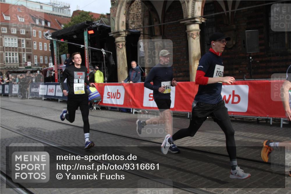 05.10.2025 - 20. swb-Marathon Bremen Yannick Fuchs http://msf.ph/oto/9316661 05.10.2025 10:48:23 Ziel 9223, 9293, 9404, 9641, 10931, 11119, 11292, 11561, 11637 meine-sportfotos.de