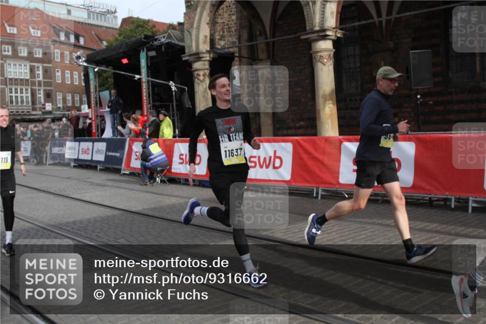 05.10.2025 - 20. swb-Marathon Bremen Yannick Fuchs http://msf.ph/oto/9316662 05.10.2025 10:48:23 Ziel 9223, 9293, 9404, 9641, 10931, 11119, 11292, 11561, 11637 meine-sportfotos.de