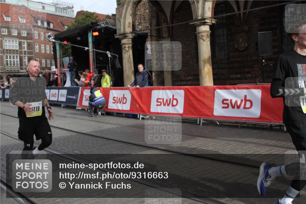 05.10.2025 - 20. swb-Marathon Bremen Yannick Fuchs http://msf.ph/oto/9316663 05.10.2025 10:48:24 Ziel 9223, 9404, 9641, 9704, 9810, 11119, 11292, 11637 meine-sportfotos.de