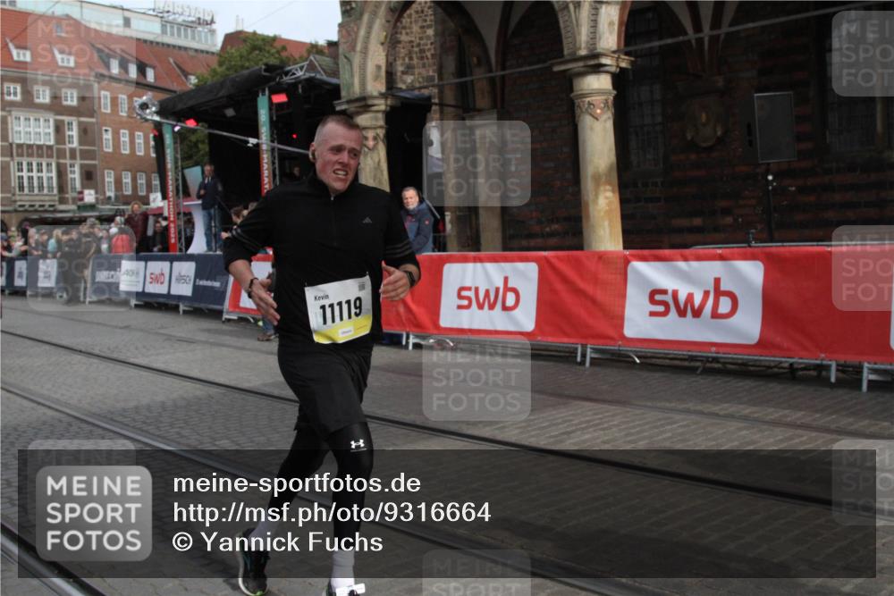 05.10.2025 - 20. swb-Marathon Bremen Yannick Fuchs http://msf.ph/oto/9316664 05.10.2025 10:48:24 Ziel 9223, 9404, 9641, 9704, 9810, 11119, 11292, 11637 meine-sportfotos.de