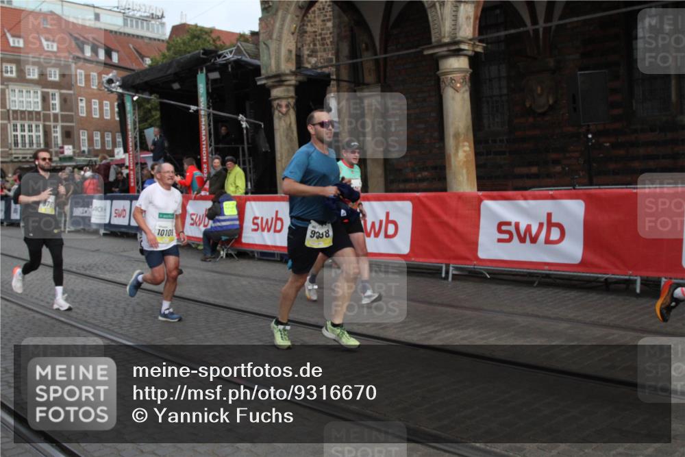 05.10.2025 - 20. swb-Marathon Bremen Yannick Fuchs http://msf.ph/oto/9316670 05.10.2025 10:48:30 Ziel 8787, 9298, 9665, 9704, 9810, 9958, 10109, 10131, 10211, 10685, 11005, 11357 meine-sportfotos.de