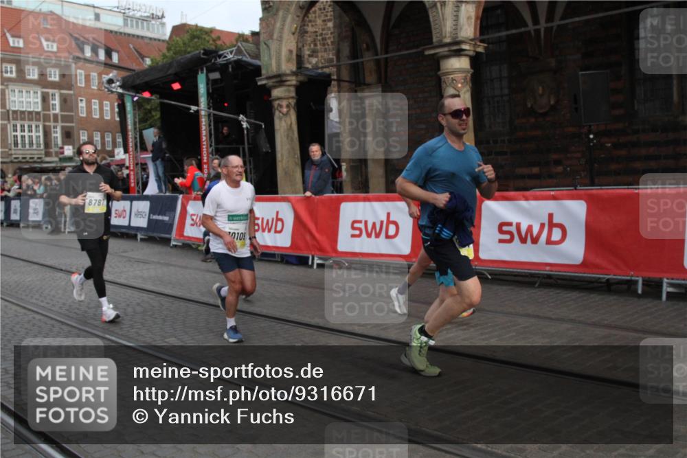 05.10.2025 - 20. swb-Marathon Bremen Yannick Fuchs http://msf.ph/oto/9316671 05.10.2025 10:48:30 Ziel 8787, 9298, 9665, 9704, 9810, 9958, 10109, 10131, 10211, 10685, 11005, 11357 meine-sportfotos.de