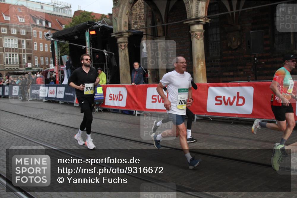 05.10.2025 - 20. swb-Marathon Bremen Yannick Fuchs http://msf.ph/oto/9316672 05.10.2025 10:48:31 Ziel 8787, 9298, 9665, 9958, 10109, 10131, 10177, 10211, 10685, 11005, 11357, 11505 meine-sportfotos.de