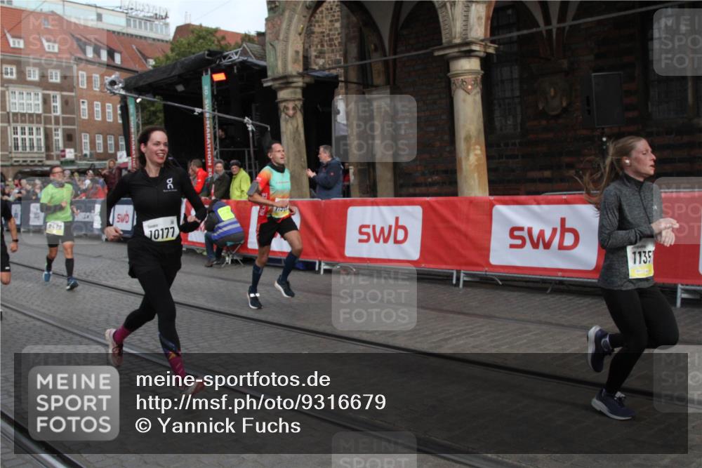 05.10.2025 - 20. swb-Marathon Bremen Yannick Fuchs http://msf.ph/oto/9316679 05.10.2025 10:48:36 Ziel 9385, 9437, 9478, 10177, 11005, 11357, 11505 meine-sportfotos.de