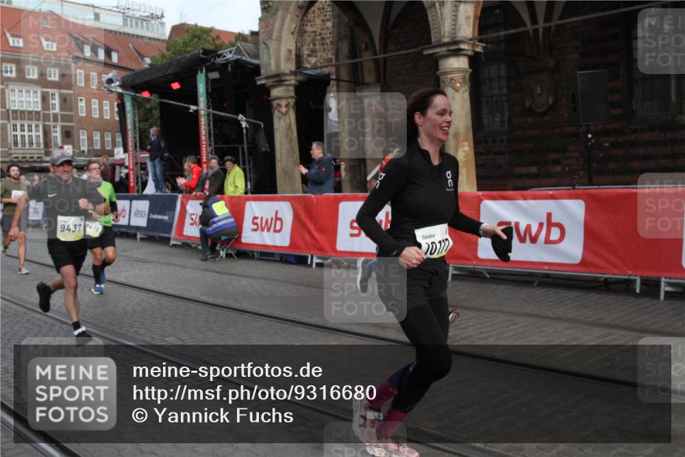 05.10.2025 - 20. swb-Marathon Bremen Yannick Fuchs http://msf.ph/oto/9316680 05.10.2025 10:48:37 Ziel 9385, 9406, 9437, 9478, 10177, 11505 meine-sportfotos.de