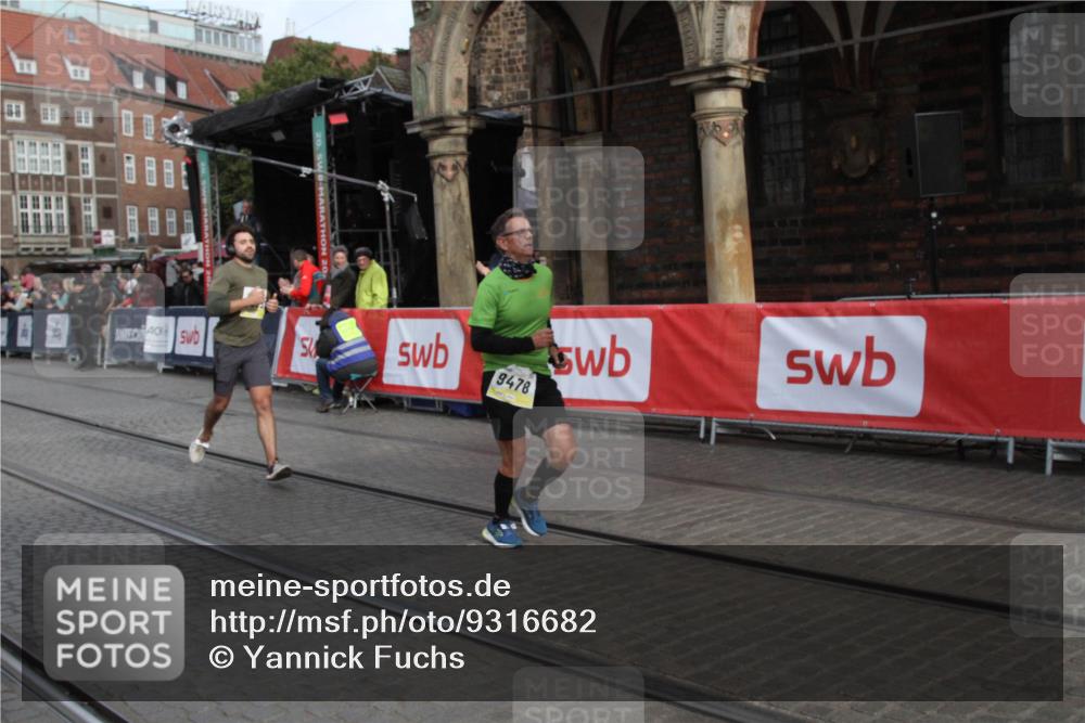 05.10.2025 - 20. swb-Marathon Bremen Yannick Fuchs http://msf.ph/oto/9316682 05.10.2025 10:48:38 Ziel 9385, 9406, 9437, 9478, 11096 meine-sportfotos.de