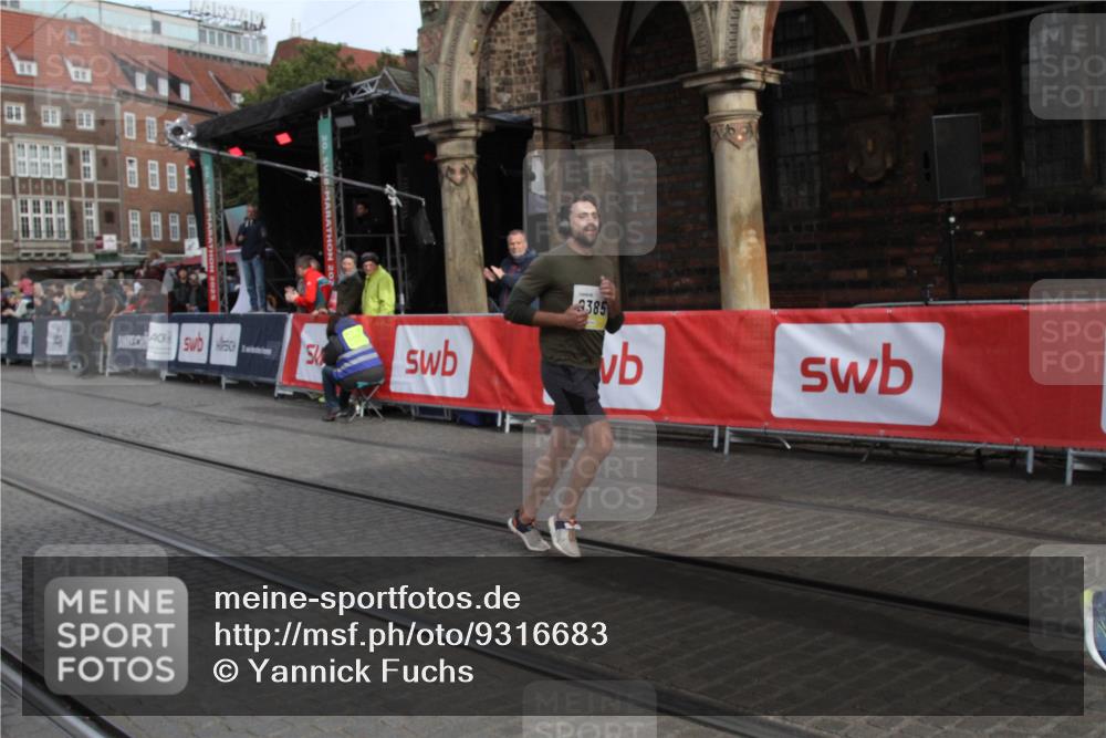 05.10.2025 - 20. swb-Marathon Bremen Yannick Fuchs http://msf.ph/oto/9316683 05.10.2025 10:48:39 Ziel 9385, 9406, 9478, 10303, 11096 meine-sportfotos.de