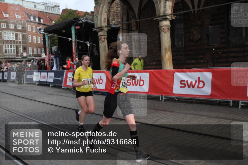 05.10.2025 - 20. swb-Marathon Bremen Yannick Fuchs http://msf.ph/oto/9316686 05.10.2025 10:48:43 Ziel 9406, 10303, 11096 meine-sportfotos.de