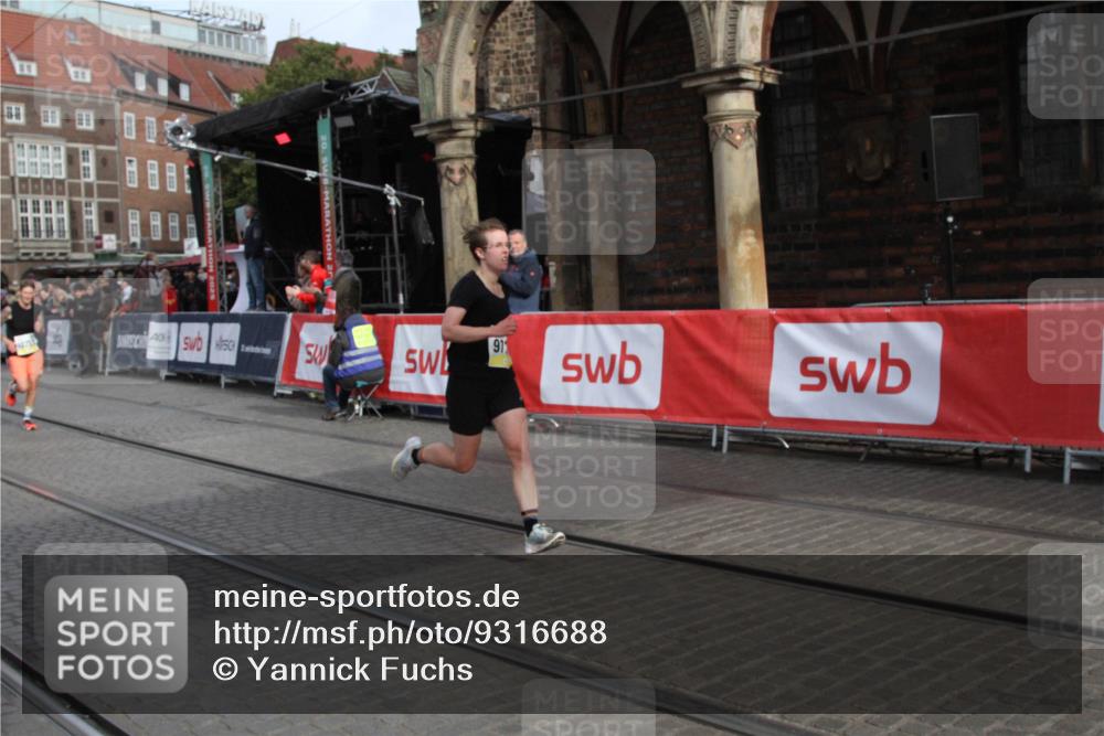 05.10.2025 - 20. swb-Marathon Bremen Yannick Fuchs http://msf.ph/oto/9316688 05.10.2025 10:48:49 Ziel 9261, 9482, 9729, 10799 meine-sportfotos.de