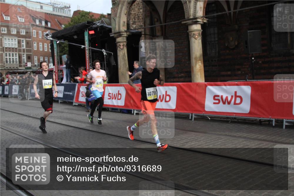 05.10.2025 - 20. swb-Marathon Bremen Yannick Fuchs http://msf.ph/oto/9316689 05.10.2025 10:48:51 Ziel 9261, 9482, 9674, 10799 meine-sportfotos.de
