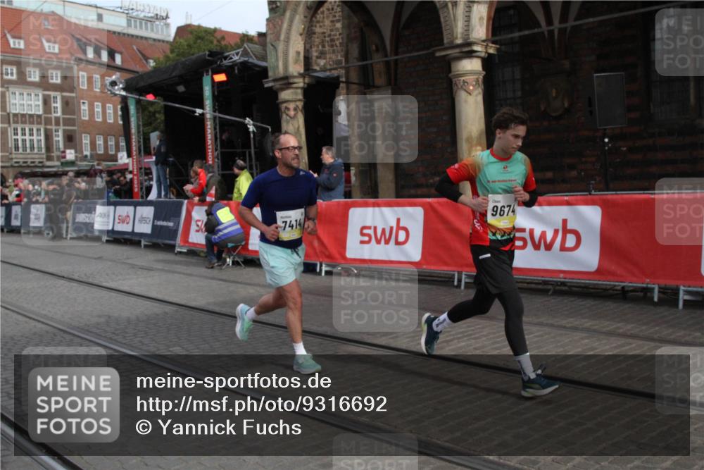05.10.2025 - 20. swb-Marathon Bremen Yannick Fuchs http://msf.ph/oto/9316692 05.10.2025 10:48:56 Ziel 7414, 9255, 9583, 9674, 10047, 10877 meine-sportfotos.de