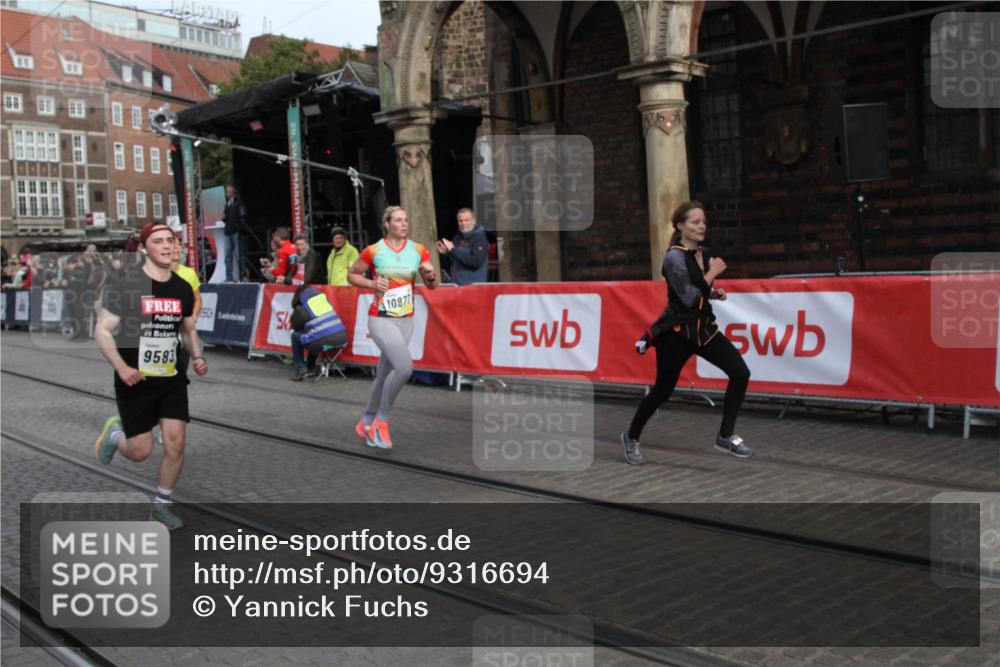 05.10.2025 - 20. swb-Marathon Bremen Yannick Fuchs http://msf.ph/oto/9316694 05.10.2025 10:49:01 Ziel 9255, 9583, 10877, 10973, 11248 meine-sportfotos.de