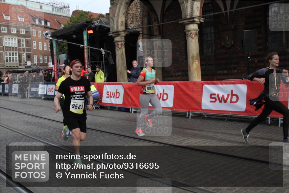 05.10.2025 - 20. swb-Marathon Bremen Yannick Fuchs http://msf.ph/oto/9316695 05.10.2025 10:49:01 Ziel 9255, 9583, 10877, 10973, 11248 meine-sportfotos.de