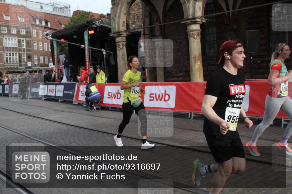 05.10.2025 - 20. swb-Marathon Bremen Yannick Fuchs http://msf.ph/oto/9316697 05.10.2025 10:49:02 Ziel 9216, 9583, 10877, 10973, 11248 meine-sportfotos.de