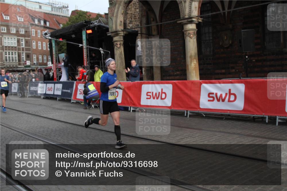 05.10.2025 - 20. swb-Marathon Bremen Yannick Fuchs http://msf.ph/oto/9316698 05.10.2025 10:49:05 Ziel 9216, 9317, 10733, 10973 meine-sportfotos.de