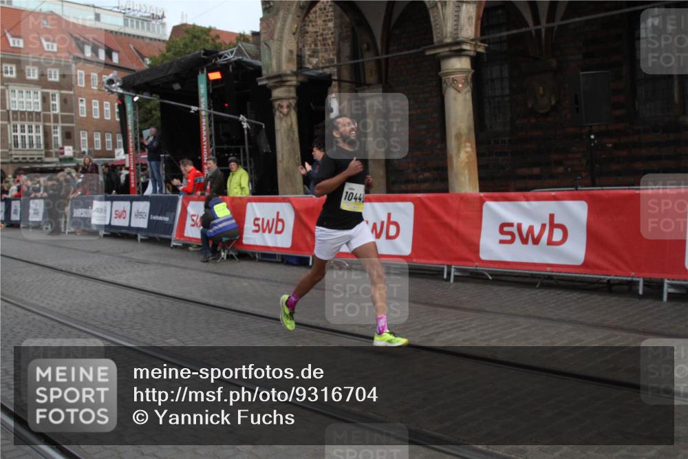 05.10.2025 - 20. swb-Marathon Bremen Yannick Fuchs http://msf.ph/oto/9316704 05.10.2025 10:49:12 Ziel 7202, 9014, 9457, 9556, 10016, 10449, 11673, 11695 meine-sportfotos.de