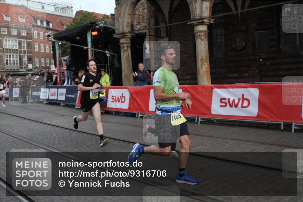 05.10.2025 - 20. swb-Marathon Bremen Yannick Fuchs http://msf.ph/oto/9316706 05.10.2025 10:49:14 Ziel 7202, 9457, 9556, 10016, 10221, 11673, 11695 meine-sportfotos.de
