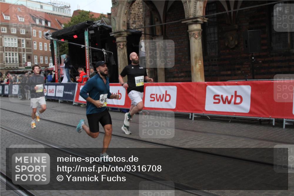 05.10.2025 - 20. swb-Marathon Bremen Yannick Fuchs http://msf.ph/oto/9316708 05.10.2025 10:49:17 Ziel 9333, 9457, 10016, 10221, 11057, 11673 meine-sportfotos.de