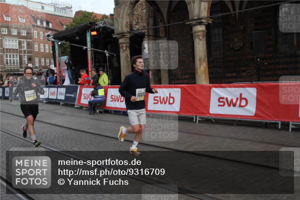05.10.2025 - 20. swb-Marathon Bremen Yannick Fuchs http://msf.ph/oto/9316709 05.10.2025 10:49:18 Ziel 9333, 9457, 10016, 10221, 11057 meine-sportfotos.de