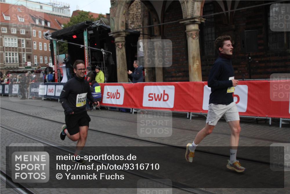 05.10.2025 - 20. swb-Marathon Bremen Yannick Fuchs http://msf.ph/oto/9316710 05.10.2025 10:49:18 Ziel 9333, 9457, 10016, 10221, 11057 meine-sportfotos.de