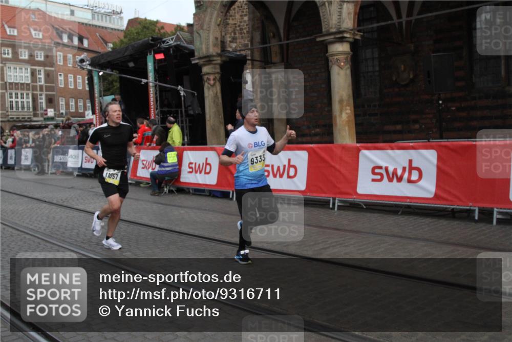 05.10.2025 - 20. swb-Marathon Bremen Yannick Fuchs http://msf.ph/oto/9316711 05.10.2025 10:49:21 Ziel 9333, 10715, 10735, 11057 meine-sportfotos.de