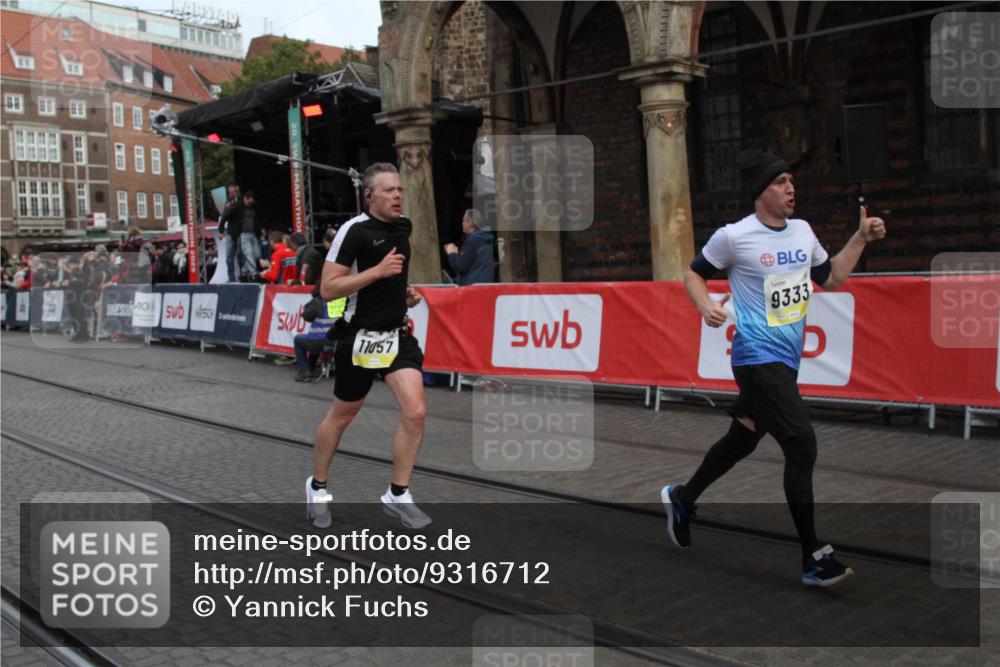 05.10.2025 - 20. swb-Marathon Bremen Yannick Fuchs http://msf.ph/oto/9316712 05.10.2025 10:49:21 Ziel 9333, 10715, 10735, 11057 meine-sportfotos.de