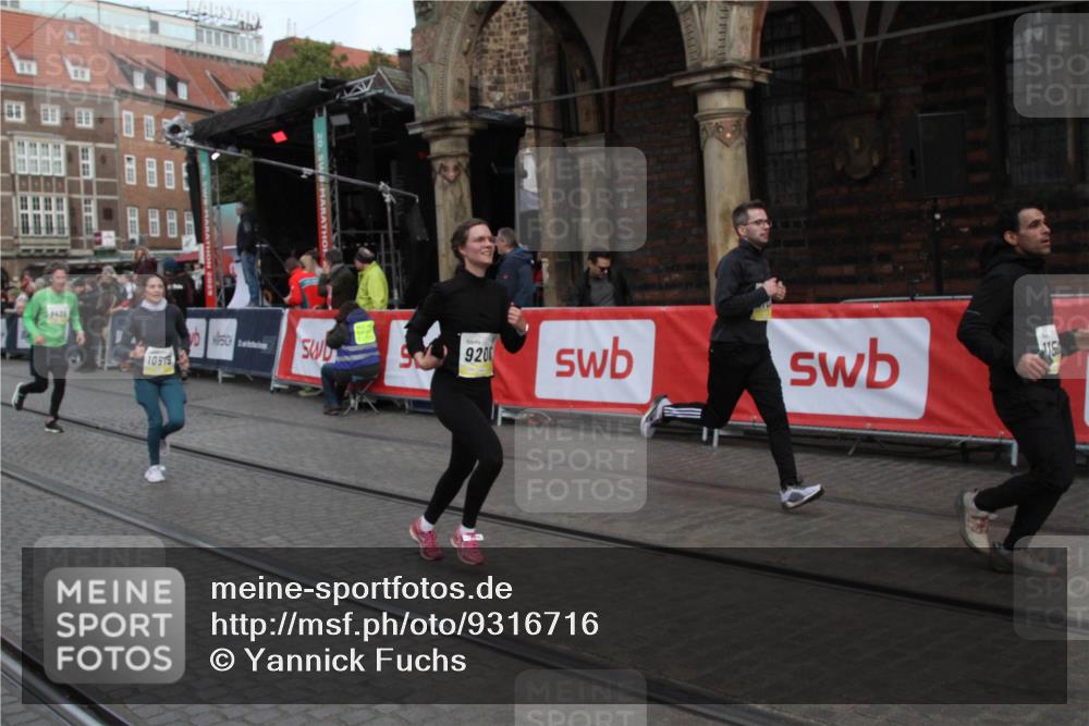 05.10.2025 - 20. swb-Marathon Bremen Yannick Fuchs http://msf.ph/oto/9316716 05.10.2025 10:49:28 Ziel 9206, 9233, 9435, 9555, 9708, 10118, 10519, 10673, 11319, 11487, 11598, 11672 meine-sportfotos.de
