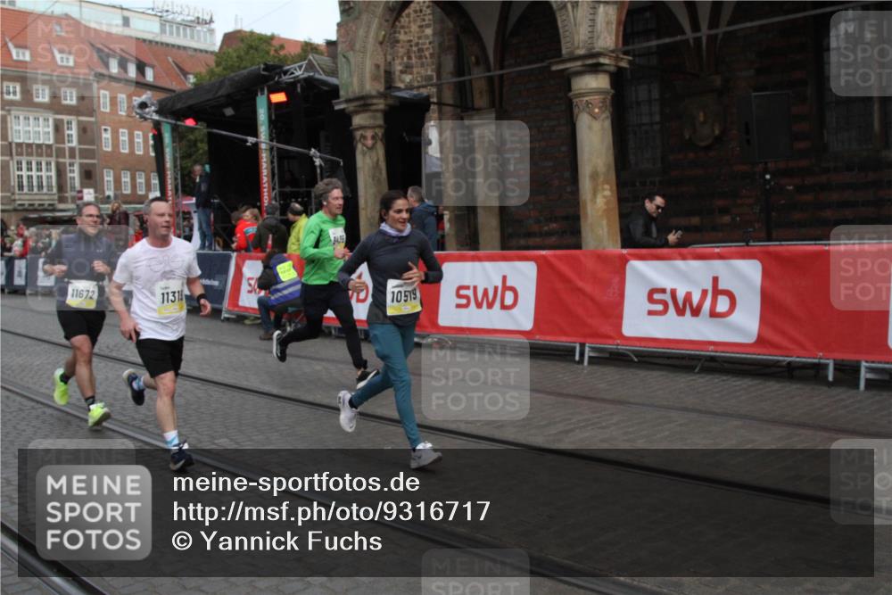 05.10.2025 - 20. swb-Marathon Bremen Yannick Fuchs http://msf.ph/oto/9316717 05.10.2025 10:49:30 Ziel 9233, 9435, 9555, 10118, 10381, 10519, 10673, 11319, 11487, 11672 meine-sportfotos.de