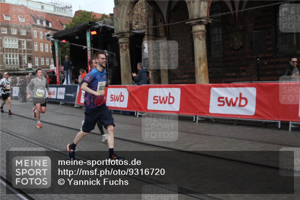 05.10.2025 - 20. swb-Marathon Bremen Yannick Fuchs http://msf.ph/oto/9316720 05.10.2025 10:49:31 Ziel 9233, 9435, 9555, 10118, 10381, 10519, 10673, 11319, 11487, 11672 meine-sportfotos.de