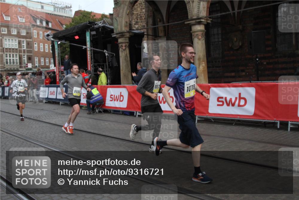 05.10.2025 - 20. swb-Marathon Bremen Yannick Fuchs http://msf.ph/oto/9316721 05.10.2025 10:49:32 Ziel 9233, 9555, 10118, 10381, 10673, 11487 meine-sportfotos.de