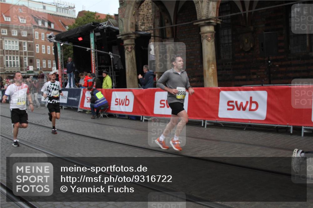 05.10.2025 - 20. swb-Marathon Bremen Yannick Fuchs http://msf.ph/oto/9316722 05.10.2025 10:49:32 Ziel 9233, 9555, 10118, 10381, 10673, 11487 meine-sportfotos.de