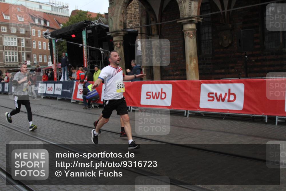 05.10.2025 - 20. swb-Marathon Bremen Yannick Fuchs http://msf.ph/oto/9316723 05.10.2025 10:49:33 Ziel 9233, 9555, 10381, 10673, 11487 meine-sportfotos.de