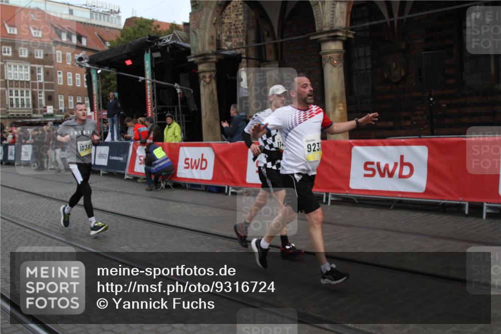 05.10.2025 - 20. swb-Marathon Bremen Yannick Fuchs http://msf.ph/oto/9316724 05.10.2025 10:49:34 Ziel 9233, 9626, 9627, 10381, 10888, 11487, 11579 meine-sportfotos.de