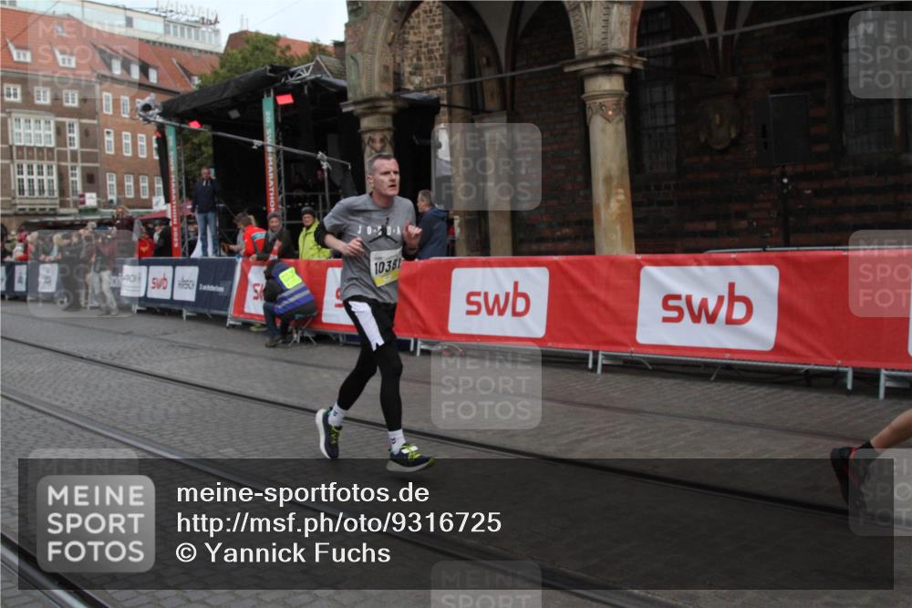05.10.2025 - 20. swb-Marathon Bremen Yannick Fuchs http://msf.ph/oto/9316725 05.10.2025 10:49:34 Ziel 9233, 9626, 9627, 10381, 10888, 11487, 11579 meine-sportfotos.de