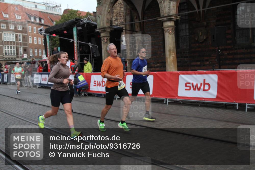 05.10.2025 - 20. swb-Marathon Bremen Yannick Fuchs http://msf.ph/oto/9316726 05.10.2025 10:49:39 Ziel 9626, 9627, 10636, 10712, 10888, 11579 meine-sportfotos.de