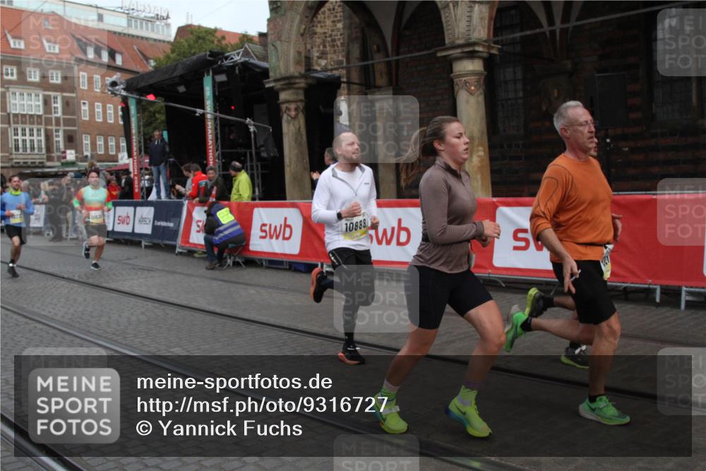 05.10.2025 - 20. swb-Marathon Bremen Yannick Fuchs http://msf.ph/oto/9316727 05.10.2025 10:49:39 Ziel 9626, 9627, 10636, 10712, 10888, 11579 meine-sportfotos.de