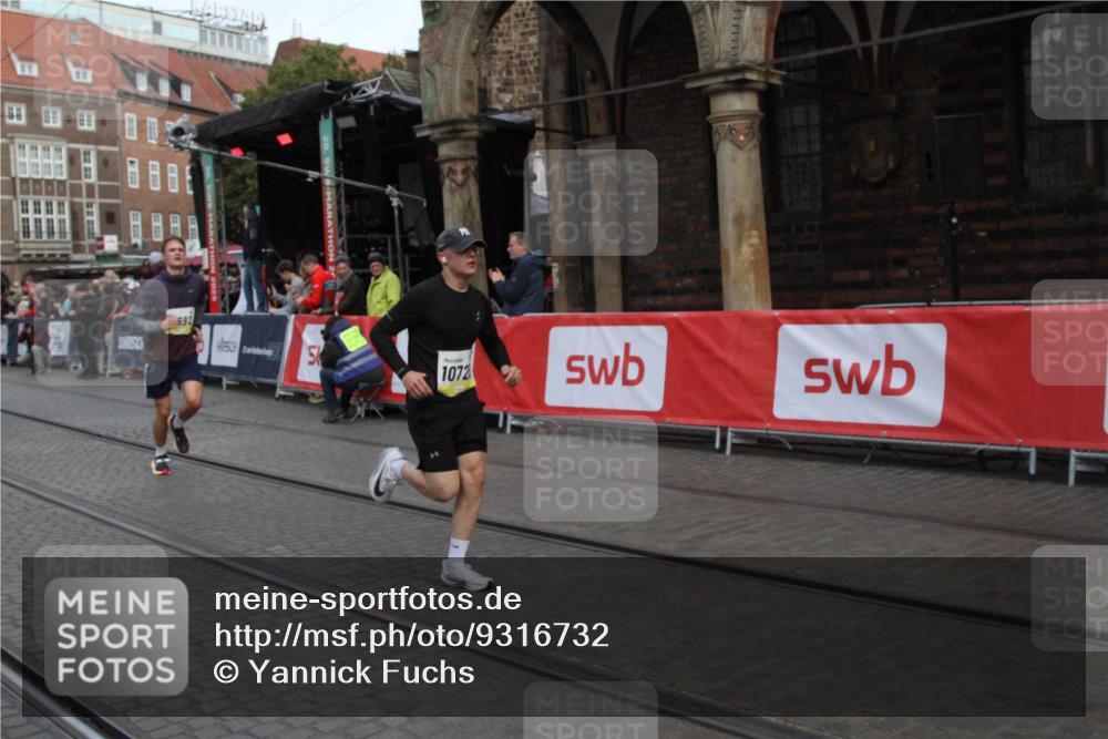 05.10.2025 - 20. swb-Marathon Bremen Yannick Fuchs http://msf.ph/oto/9316732 05.10.2025 10:49:48 Ziel 9452, 10726, 10781, 11692 meine-sportfotos.de