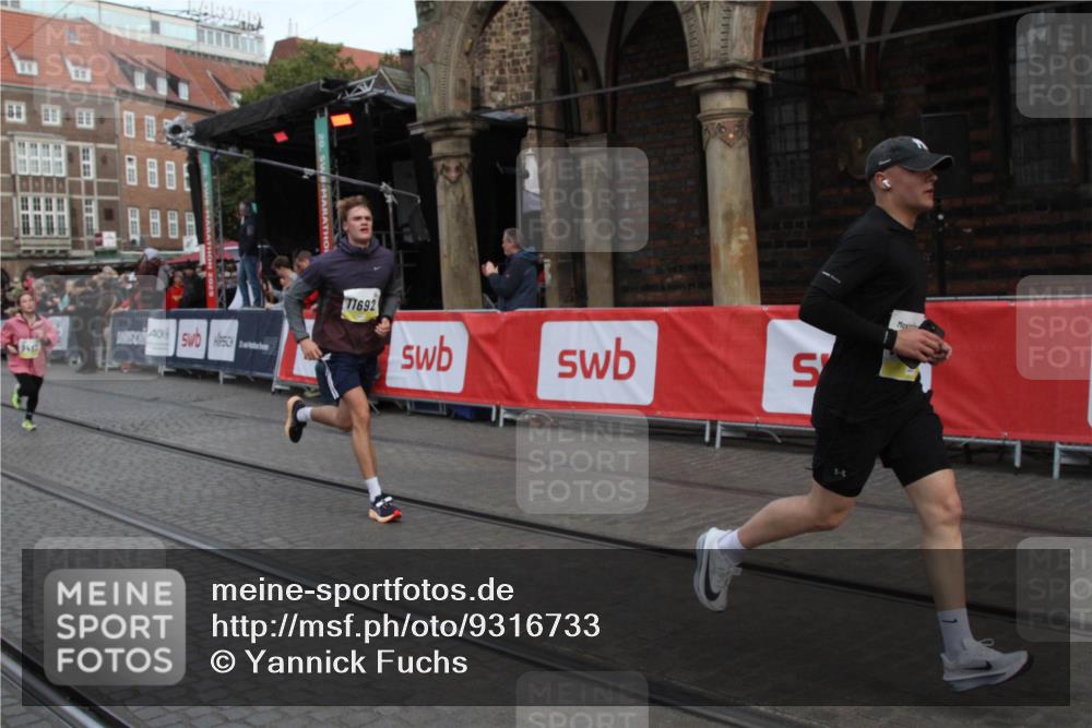 05.10.2025 - 20. swb-Marathon Bremen Yannick Fuchs http://msf.ph/oto/9316733 05.10.2025 10:49:48 Ziel 9452, 10726, 10781, 11692 meine-sportfotos.de