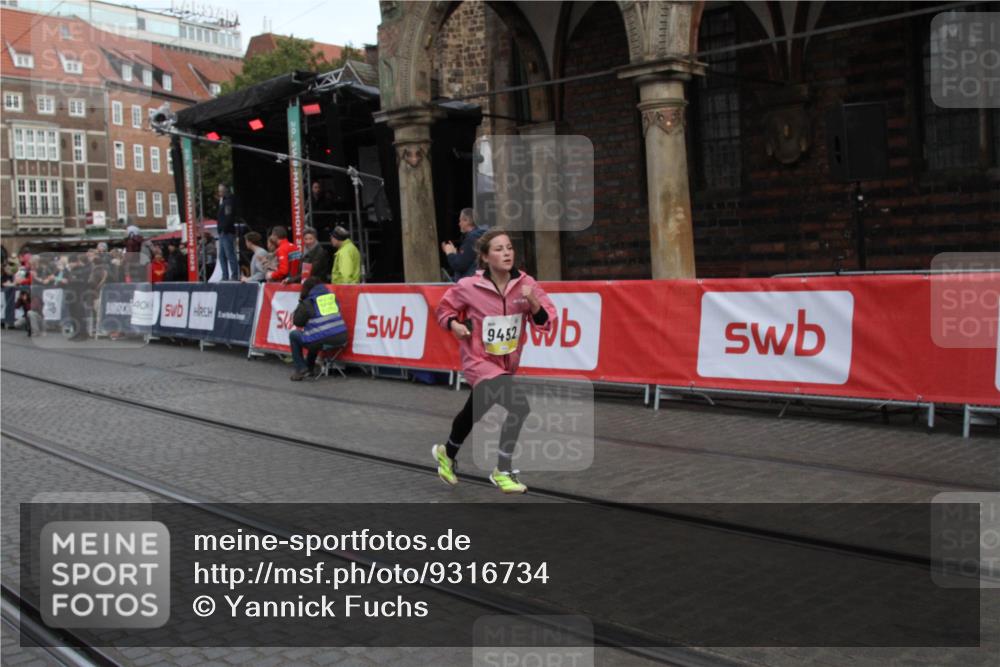 05.10.2025 - 20. swb-Marathon Bremen Yannick Fuchs http://msf.ph/oto/9316734 05.10.2025 10:49:50 Ziel 9218, 9452, 10781 meine-sportfotos.de