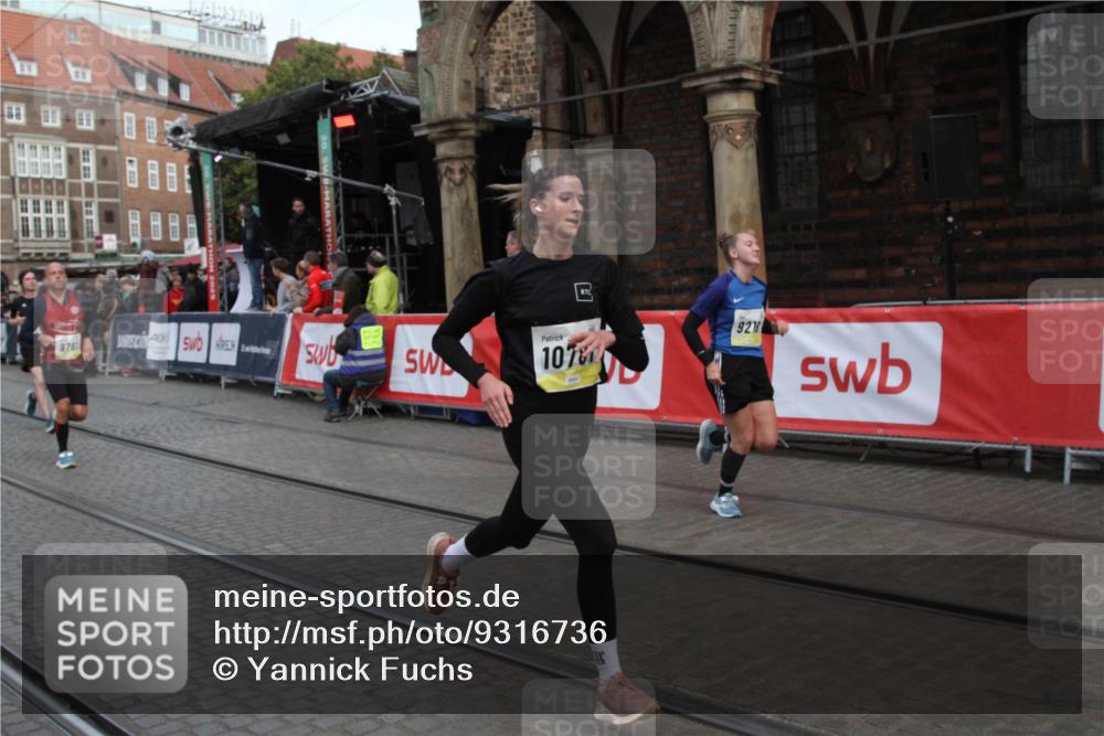 05.10.2025 - 20. swb-Marathon Bremen Yannick Fuchs http://msf.ph/oto/9316736 05.10.2025 10:49:54 Ziel 9218, 9369, 9696, 9761, 9889, 10159, 10346, 10781, 11091, 11749 meine-sportfotos.de