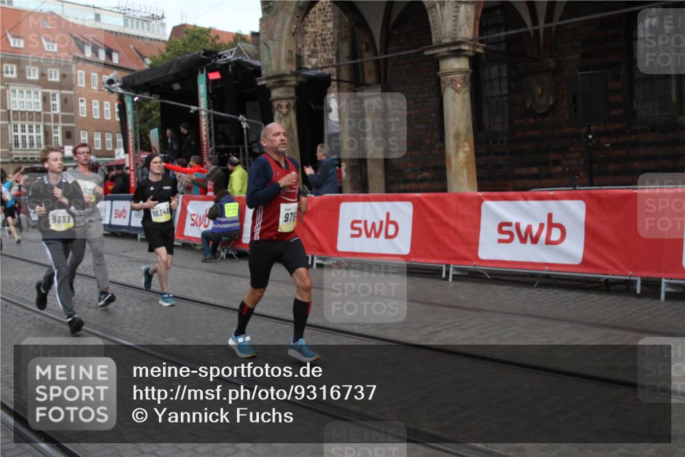 05.10.2025 - 20. swb-Marathon Bremen Yannick Fuchs http://msf.ph/oto/9316737 05.10.2025 10:49:56 Ziel 9369, 9696, 9761, 9889, 10159, 10346, 11091, 11749 meine-sportfotos.de